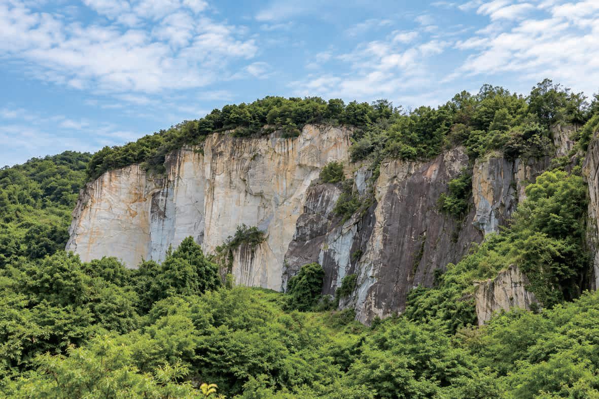 緑に囲まれた竜山の切り立った岩肌